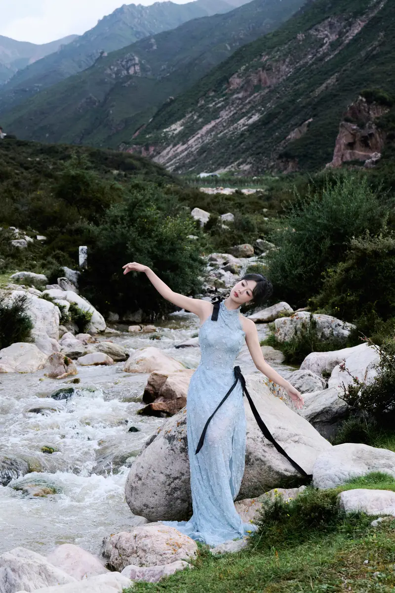 a4 | 光影旅途 杨紫浅蓝色长裙写真:优雅与灵动的完美结合 | 光影旅途