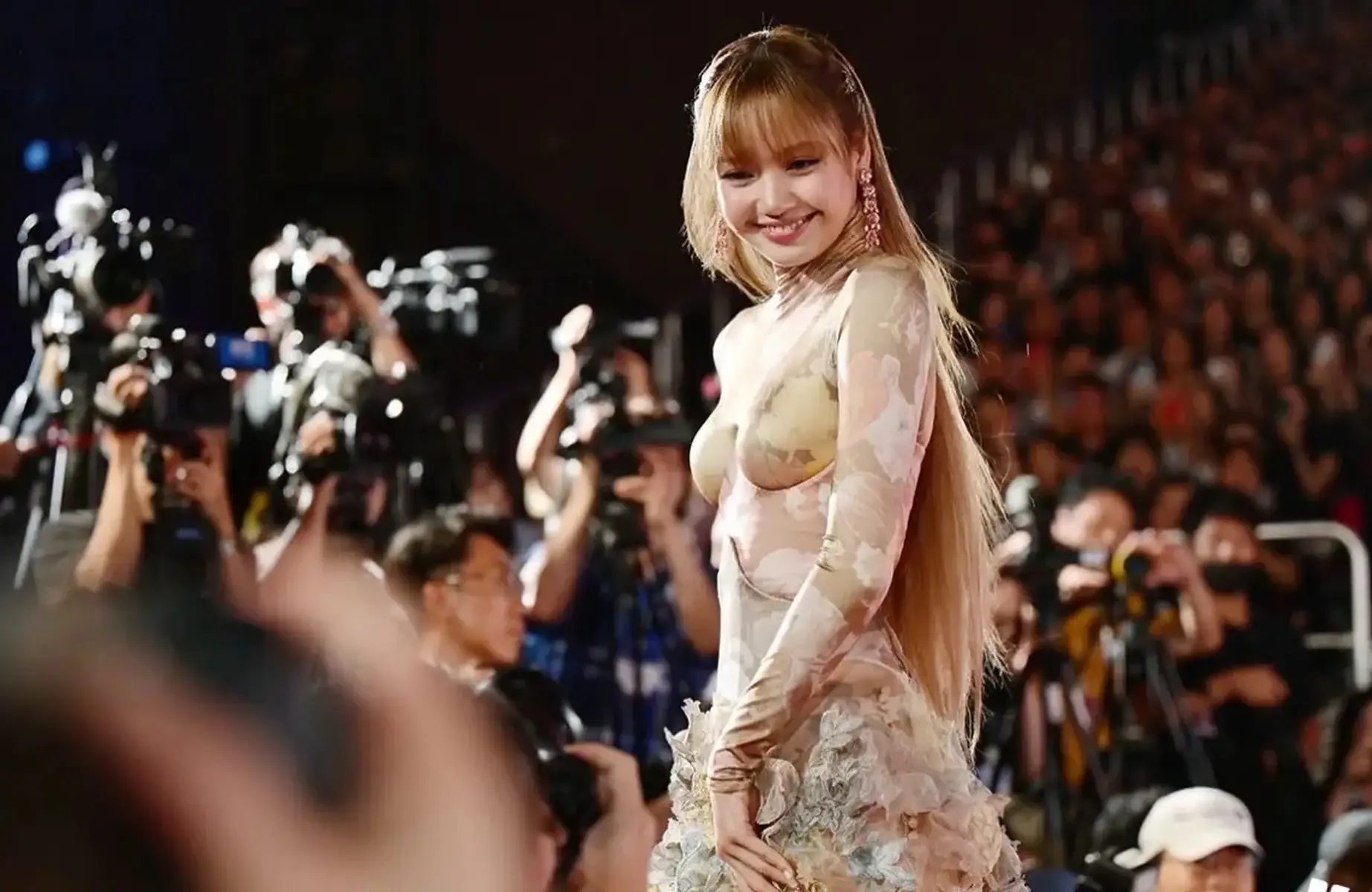 àd | 光影旅途 Lisa在釜山电影节的红毯魅力展现 | 光影旅途