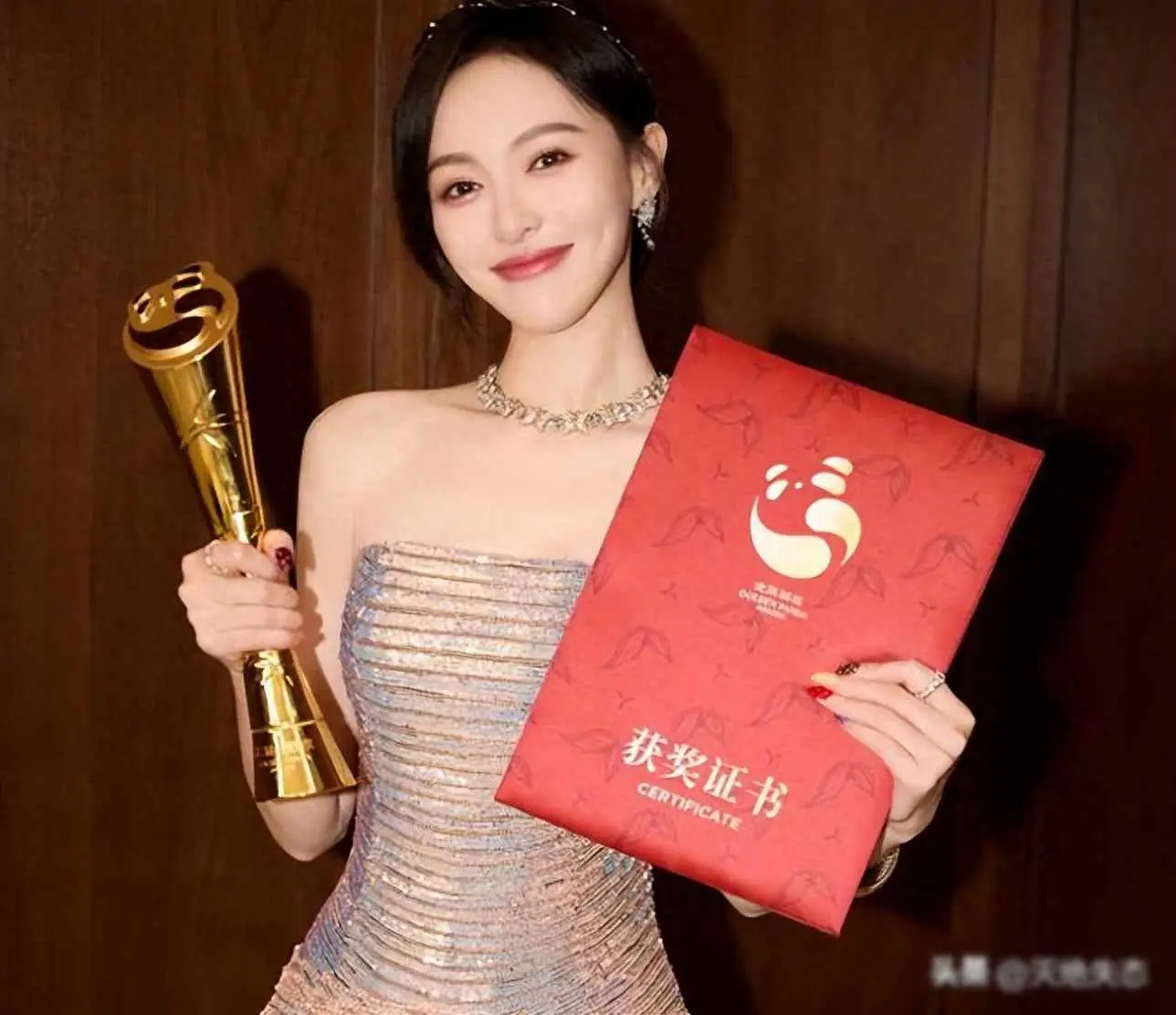 fh | 光影旅途 唐嫣首夺金熊猫奖,却难掩背后的“寂寞荣耀” | 光影旅途