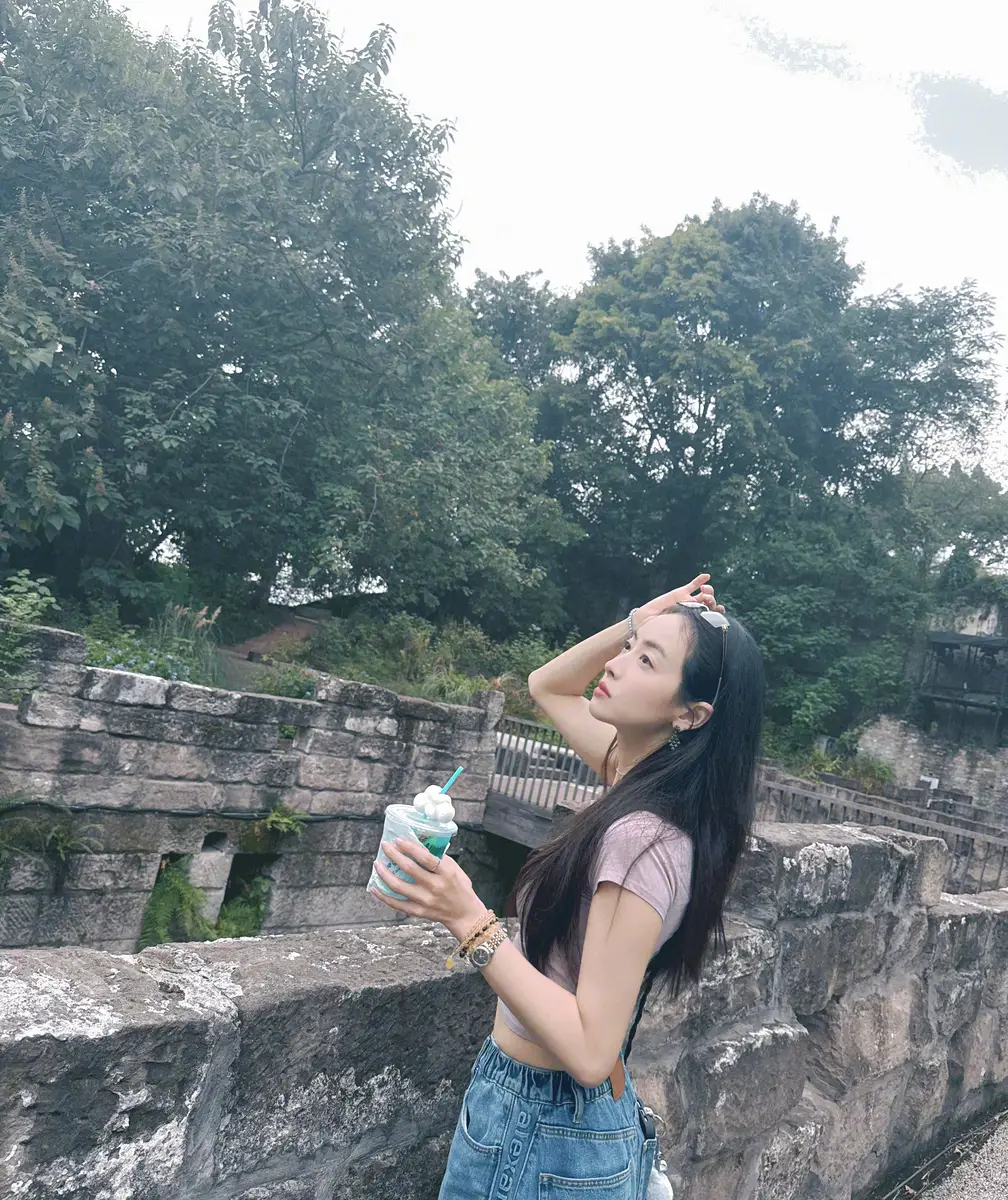 fh | 光影旅途 宋茜的清新时尚搭配与俏皮瞬间 | 光影旅途