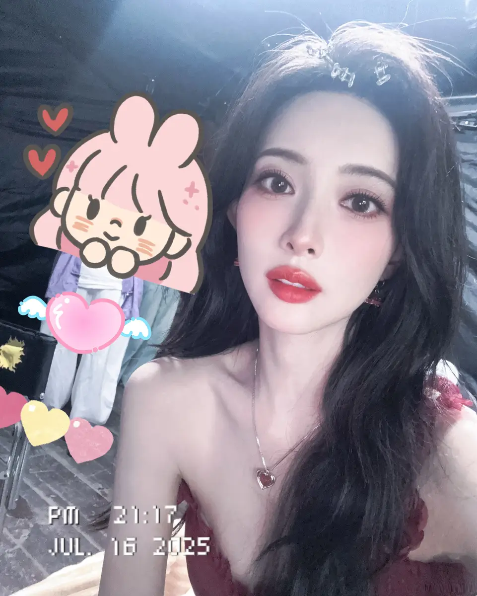 fj | 光影旅途 孟子义的红色魅力:优雅与可爱的完美结合 | 光影旅途