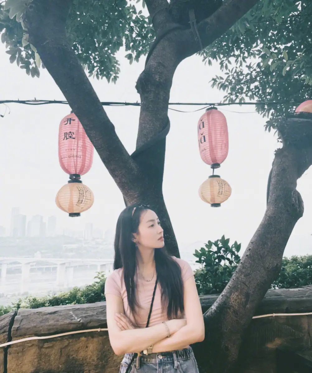 gh | 光影旅途 宋茜的清新时尚搭配与俏皮瞬间 | 光影旅途
