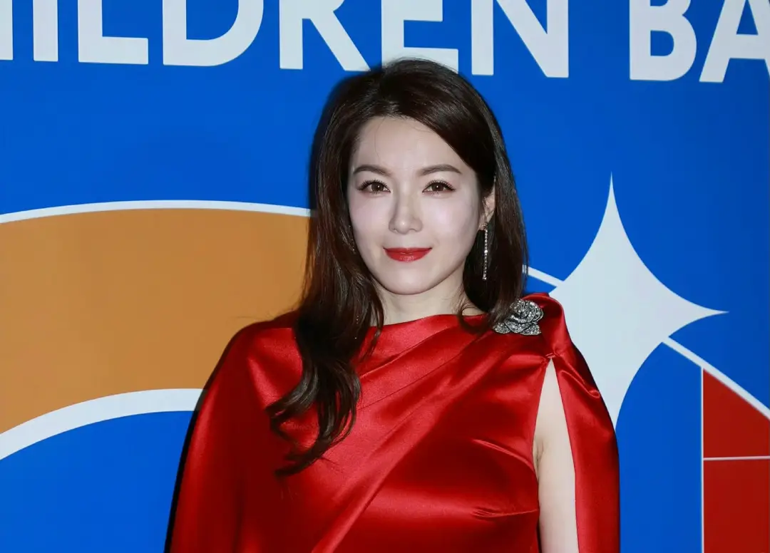 0 1 | 光影旅途 香港知名女星苟芸慧宣布复出,离婚后重回娱乐圈引发关注 | 光影旅途