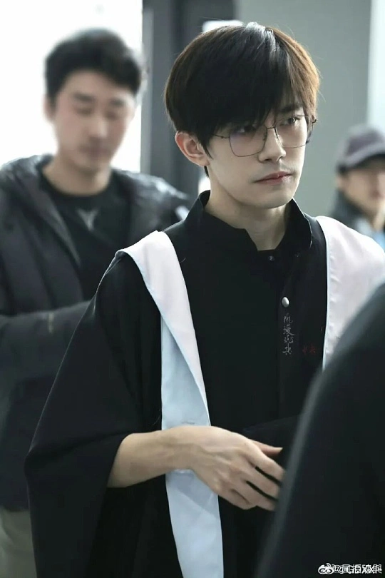 | A Journey of Light and Shadow Wonderful moments of Jackson Yee attending the Central Academy of Drama's graduation ceremony | A Journey of Light and Shadow