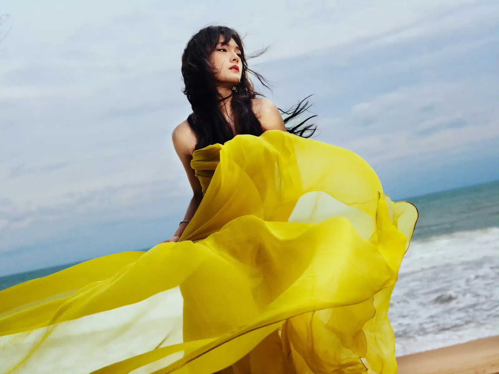 1c | 光影旅途 文淇的盛典造型:阳光明媚的黄色抹胸纱裙 | 光影旅途