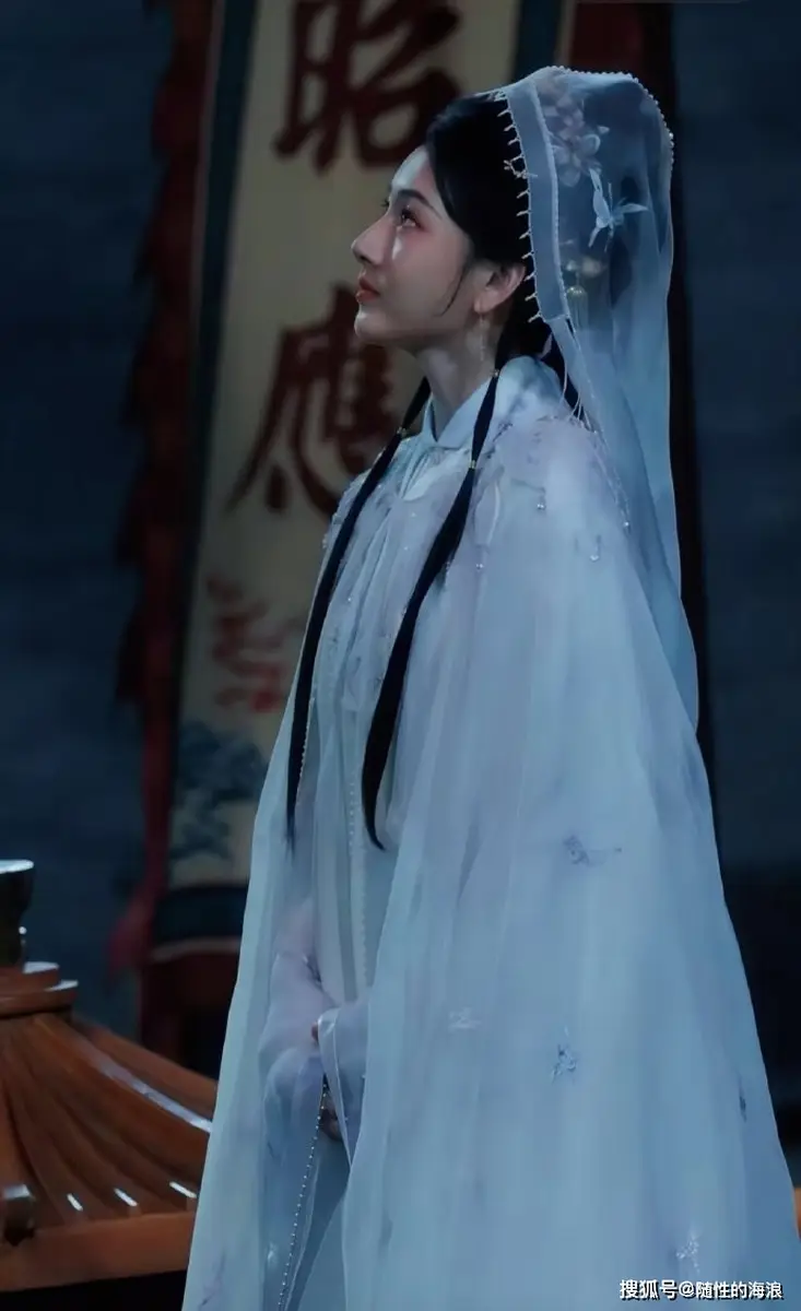 1s | 光影旅途 宋祖儿的表妹万福古典雅致之美:白衣头纱造型全解析 | 光影旅途