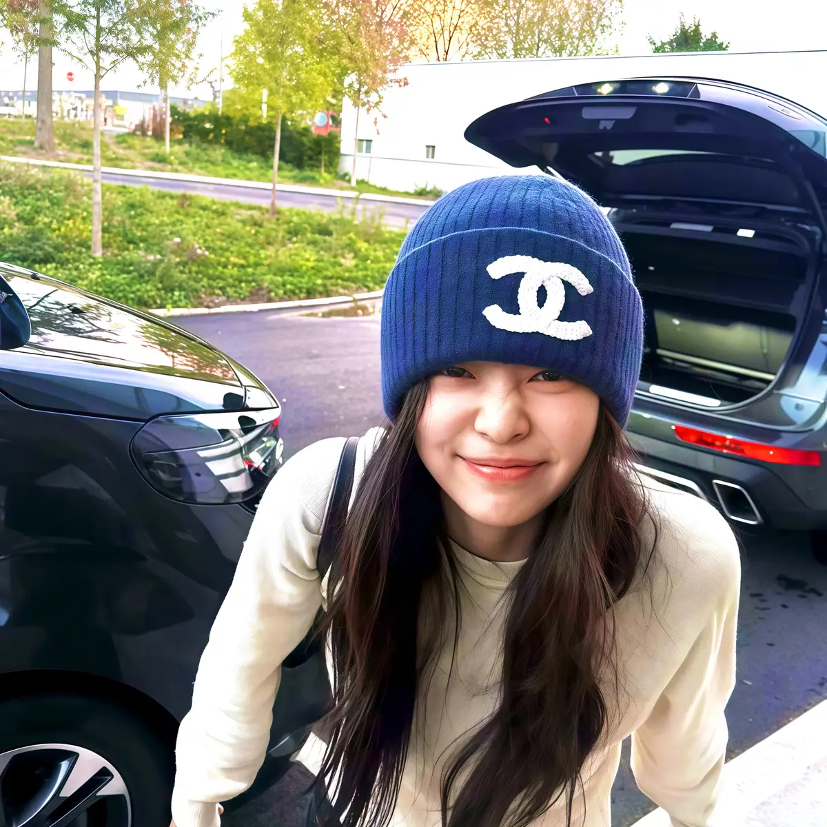 a1 | 光影旅途 Jennie的俏皮生活照:蓝色针织帽与萌宠的完美搭配 | 光影旅途