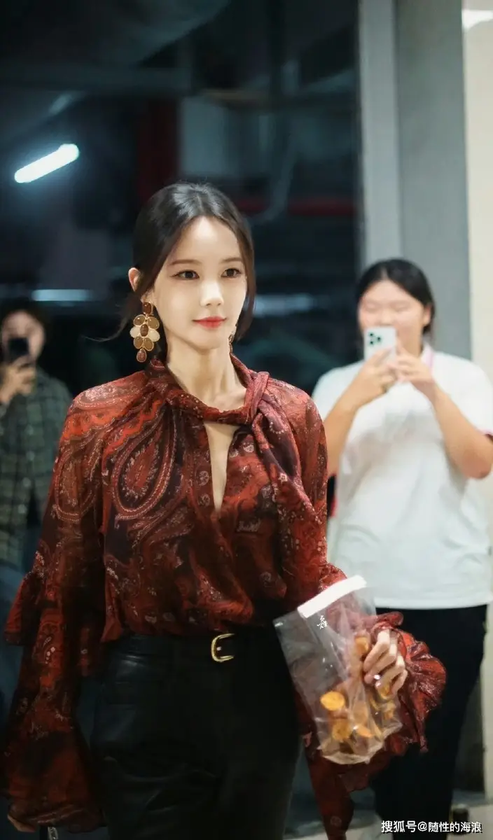 a1 | 光影旅途 李一桐《美人余》下班路透:随性时尚与颜值并存 | 光影旅途