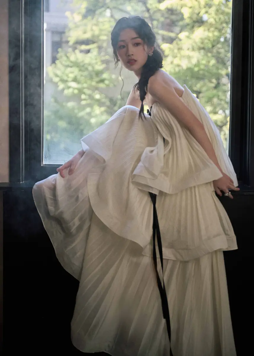 a12 | A Journey of Light and Shadow Deng Enxi: A Blend of Elegance and Agility for a Gala Look | A Journey of Light and Shadow