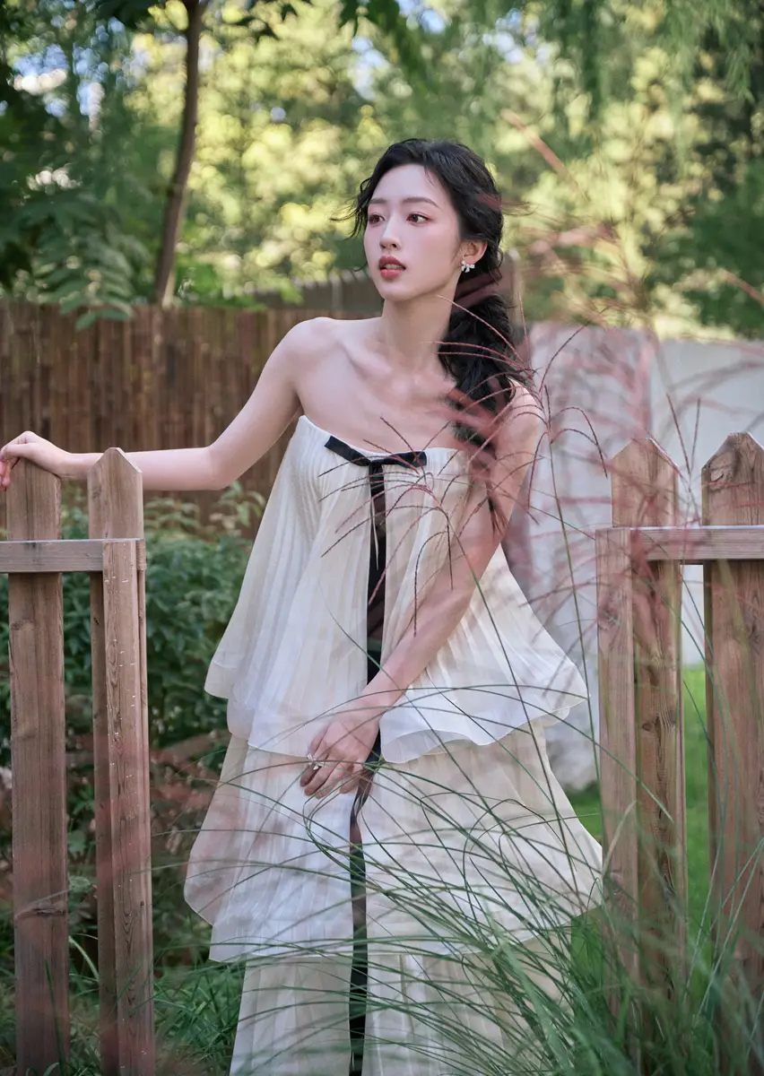 a14 | A Journey of Light and Shadow Deng Enxi: A Blend of Elegance and Agility for a Gala Look | A Journey of Light and Shadow