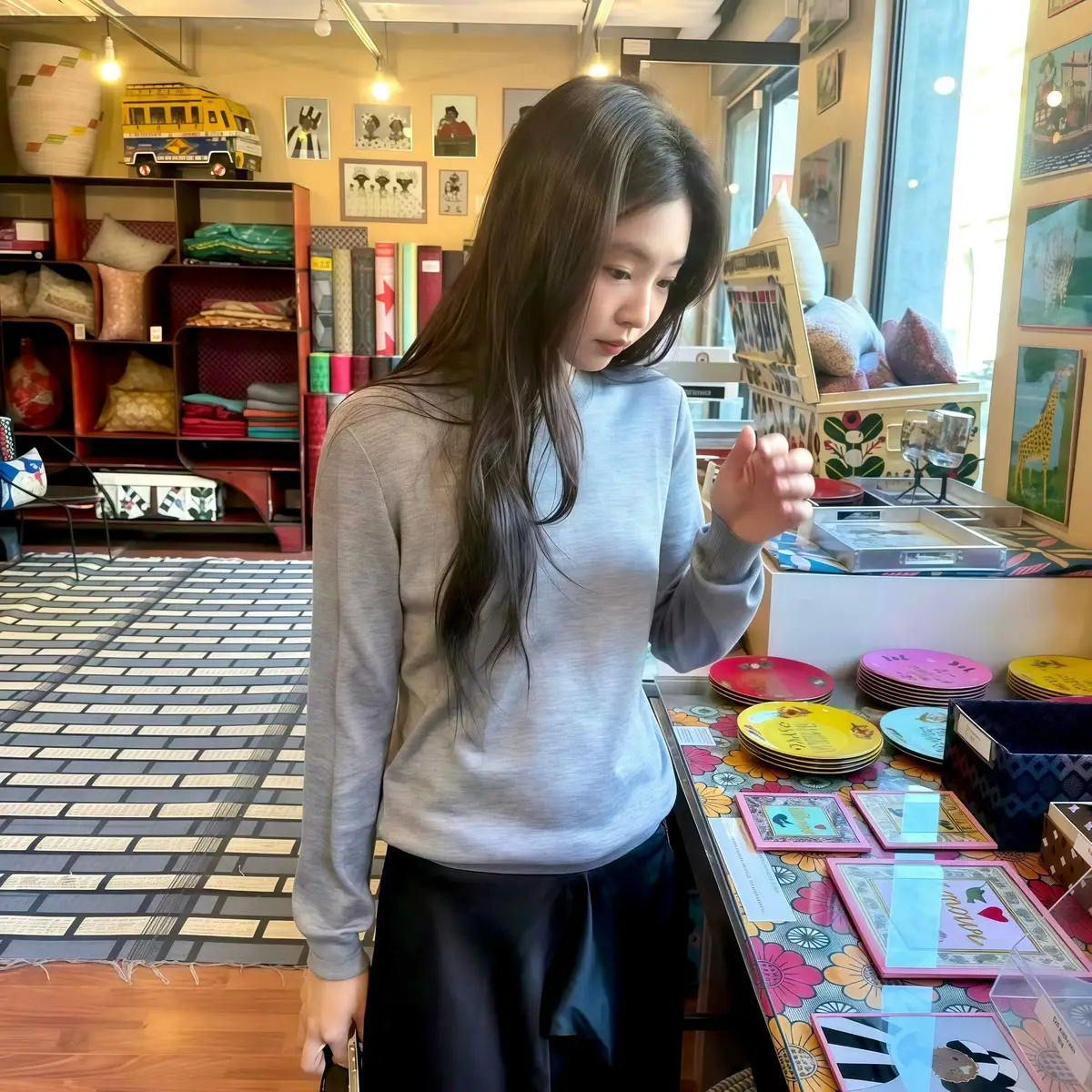 a2 | 光影旅途 Jennie的俏皮生活照:蓝色针织帽与萌宠的完美搭配 | 光影旅途