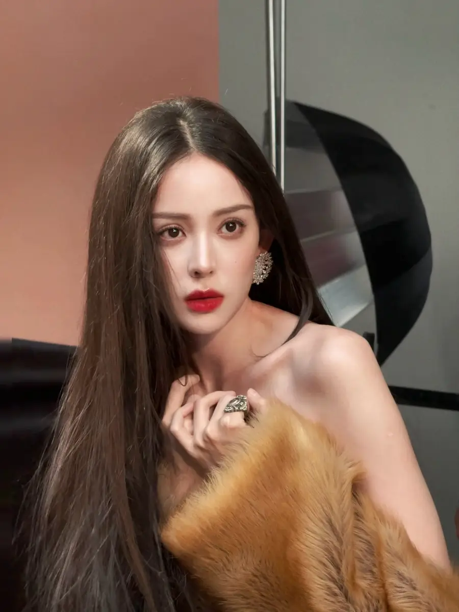 a2 | 光影旅途 古力娜扎最新造型解析:黑长直发的魅力 | 光影旅途