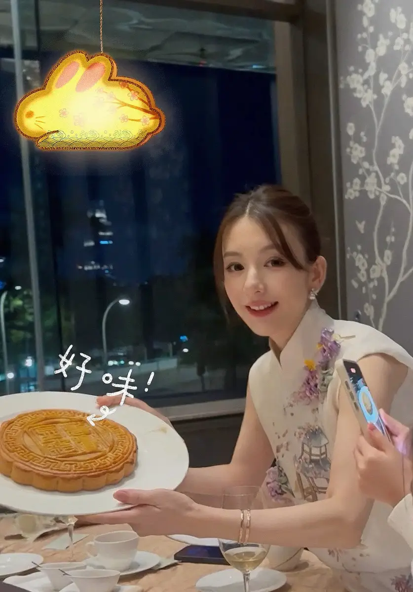 a3 | 光影旅途 郭富城妻子方媛晒中秋全家福,呈现家庭幸福时光 | 光影旅途