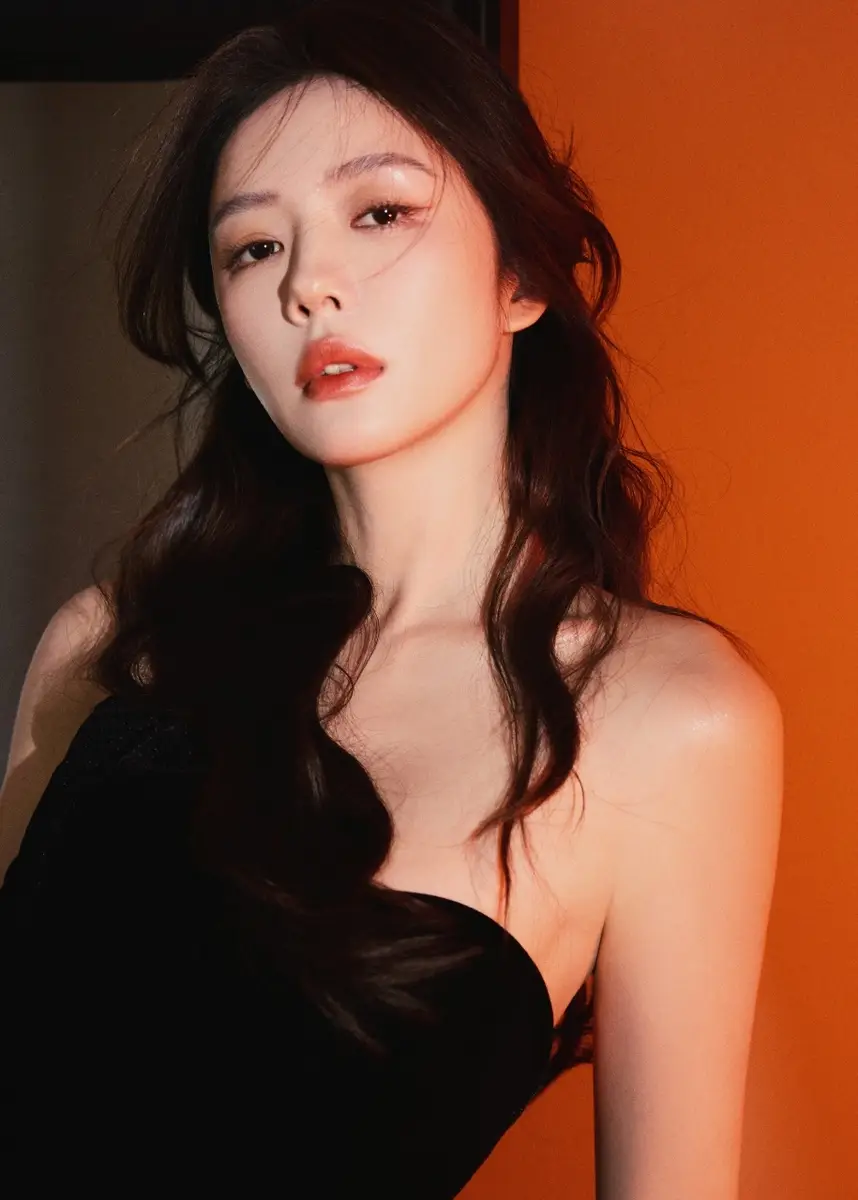 Cai Wenjing's Black Velvet Tube Dress: A Look at Her Beauty | A Journey of Light and Shadow