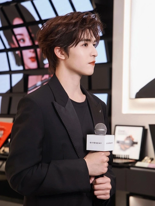 ab | 光影旅途 尹浩宇:从舞台少年到银幕新星,帅气与实力并行的“回魂男主” | 光影旅途