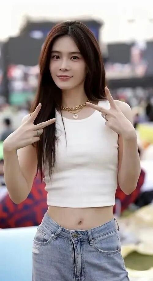 abb | 光影旅途 赵樱子直播自曝与小11岁一线男星分手:因“颜值下滑”被冷待?网友热议“戏精式”自白 | 光影旅途