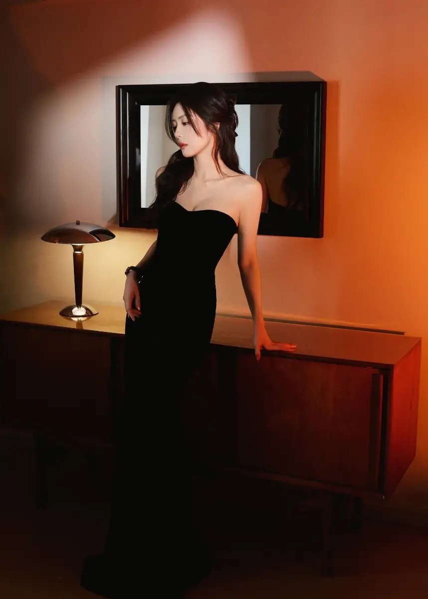 Cai Wenjing's Black Velvet Tube Dress: A Look at Her Beauty | A Journey of Light and Shadow