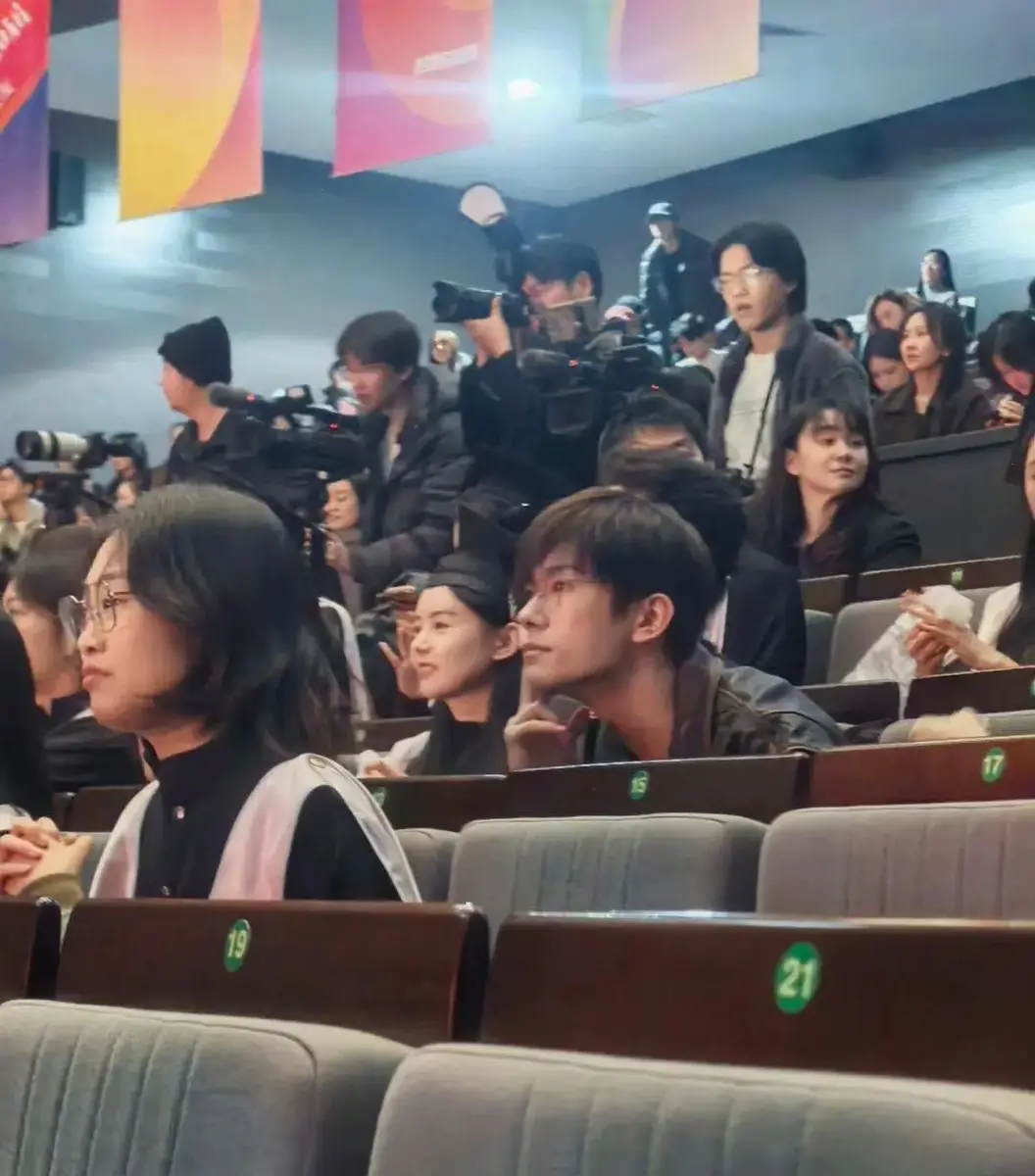 dty | A Journey of Light and Shadow Wonderful moments of Jackson Yee attending the Central Academy of Drama's graduation ceremony | A Journey of Light and Shadow