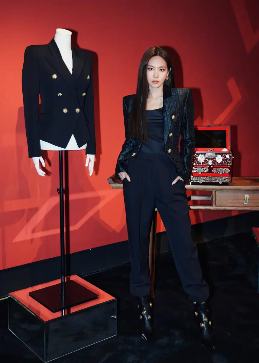 g | A Journey of Light and Shadow Wang Feifei shares heartwarming photo with Liu Tao and Meng Jia: "Sisterly love rekindled, in a great mood" | Journey of Light and Shadow