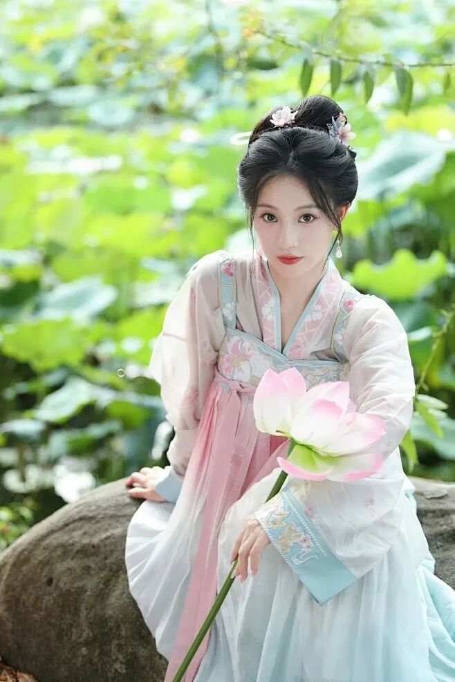 lo | 光影旅途 朱丽岚与角色浮月:执着的爱与坚定的心 | 光影旅途