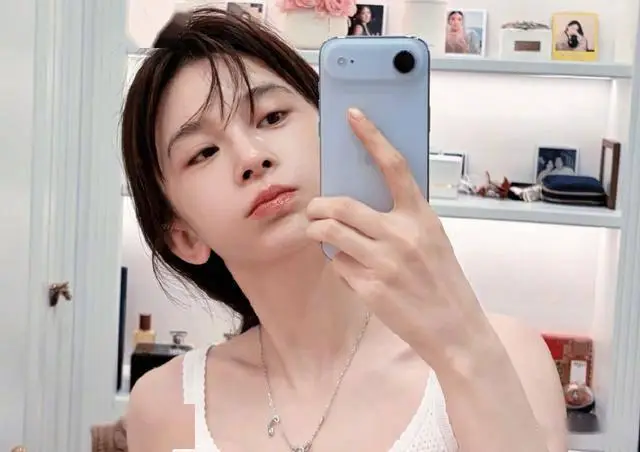 y | 光影旅途 赵樱子直播自曝与小11岁一线男星分手:因“颜值下滑”被冷待?网友热议“戏精式”自白 | 光影旅途