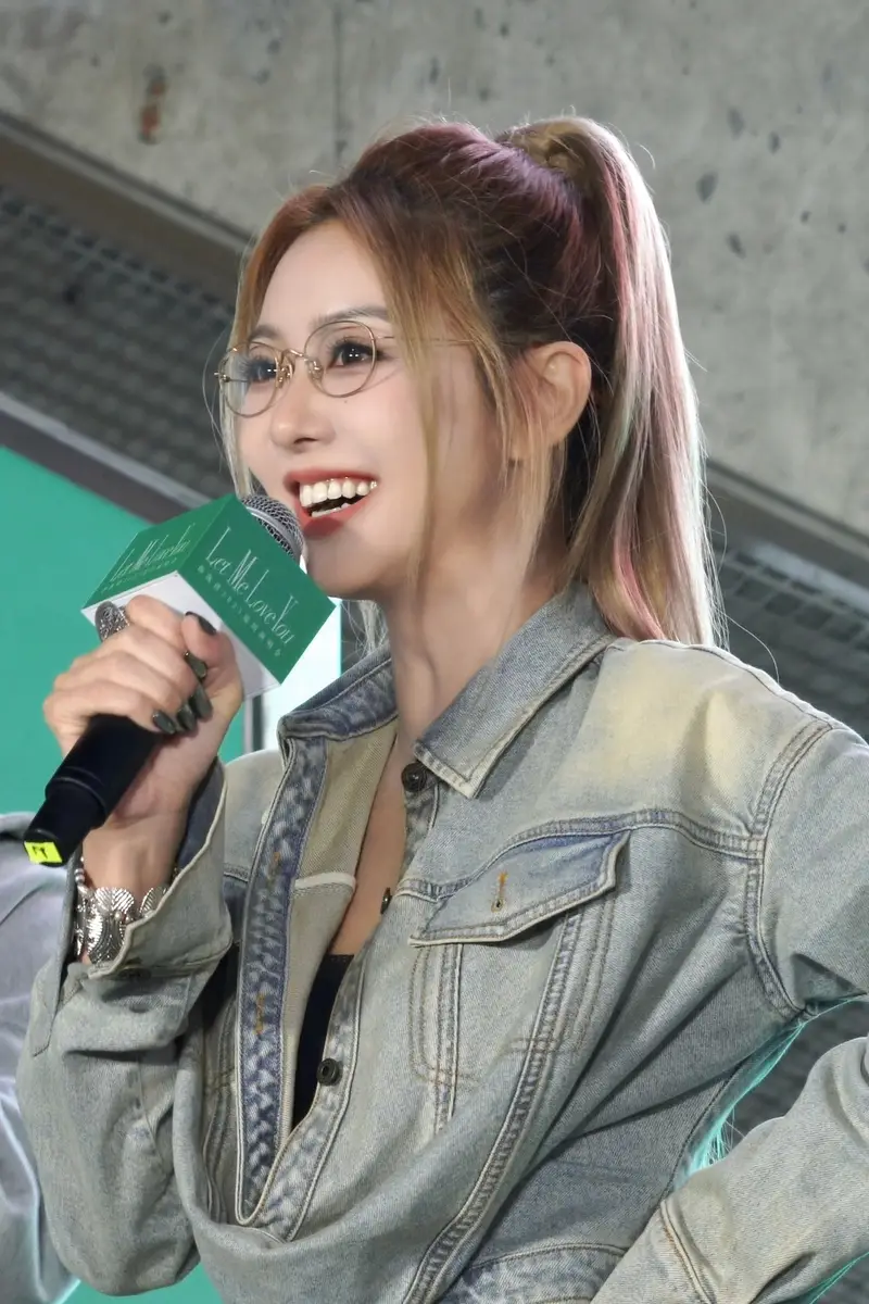 1a | 光影旅途 薛凯琪的时尚造型:牛仔外套与金丝眼镜的完美搭配 | 光影旅途