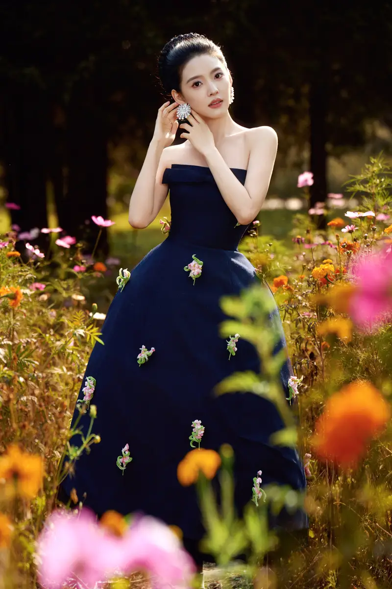 1a | 光影旅途 章若楠黑色抹胸裙的优雅与魅力 | 光影旅途