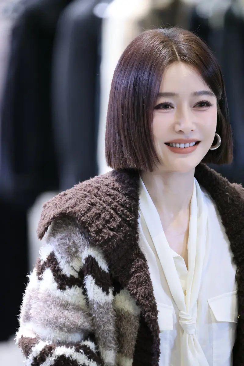 1a | 光影旅途 秦岚参加深圳品牌活动,时尚气质引人注目 | 光影旅途