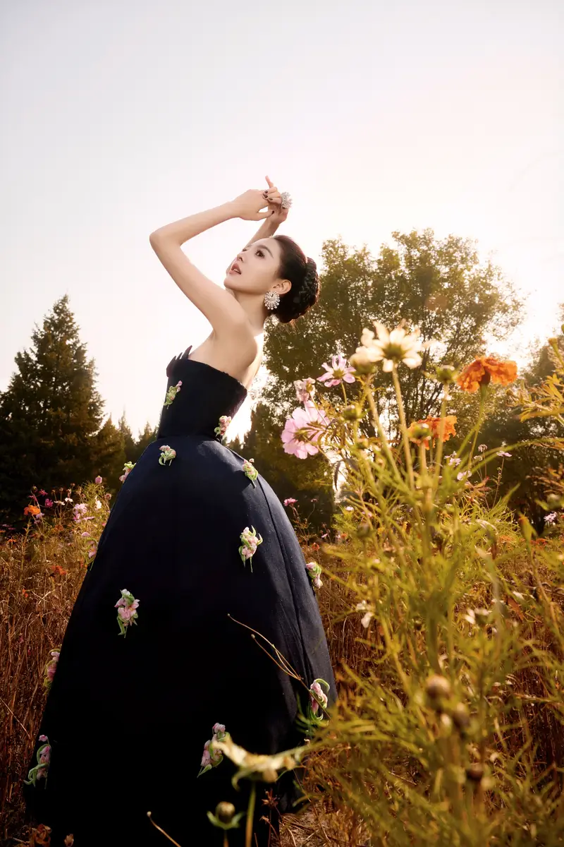 1b | 光影旅途 章若楠黑色抹胸裙的优雅与魅力 | 光影旅途