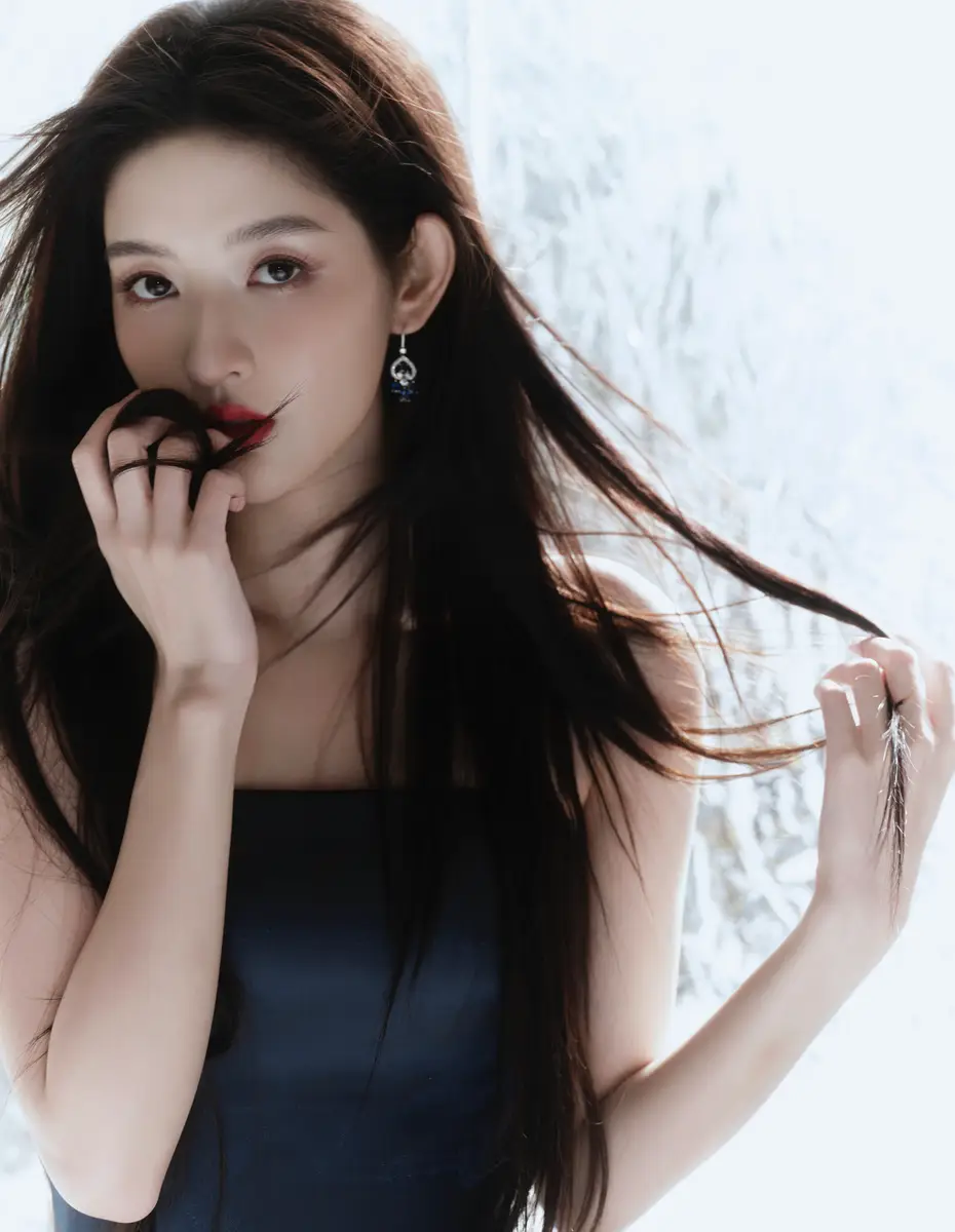 1b | 光影旅途 王玉雯金鸡奖惊艳亮相:抹胸长裙展白皙美背,宛如小美人鱼 | 光影旅途