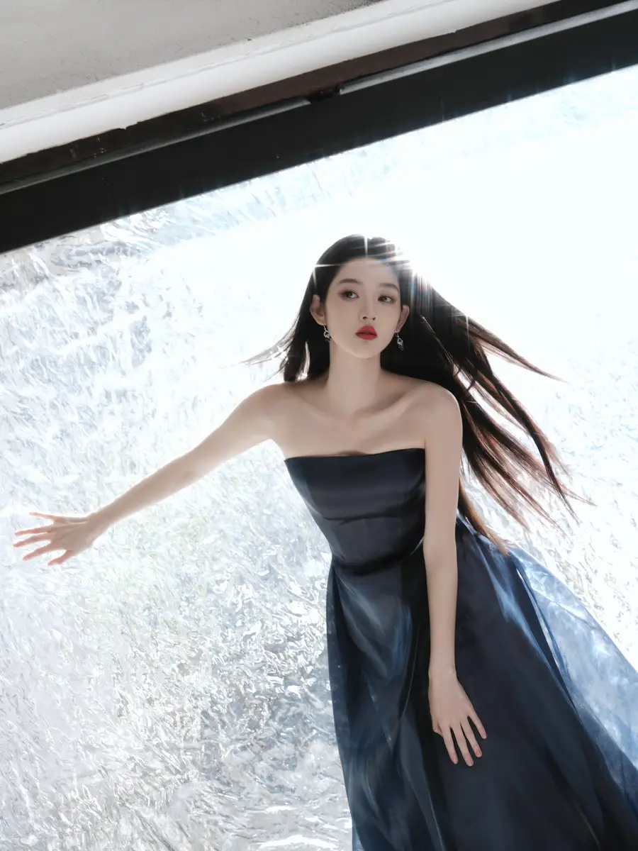 1c | 光影旅途 王玉雯金鸡奖惊艳亮相:抹胸长裙展白皙美背,宛如小美人鱼 | 光影旅途