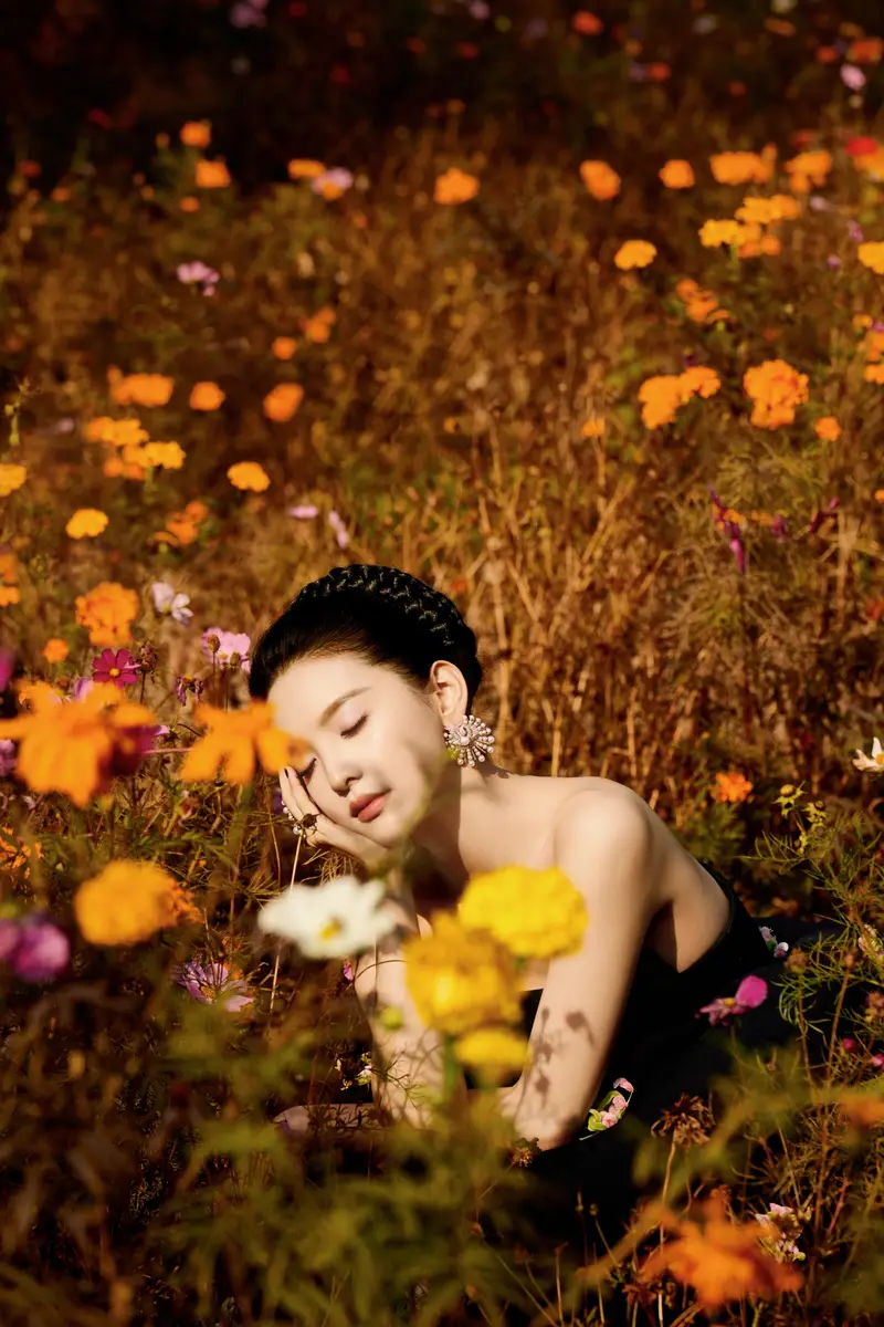 1d | 光影旅途 章若楠黑色抹胸裙的优雅与魅力 | 光影旅途