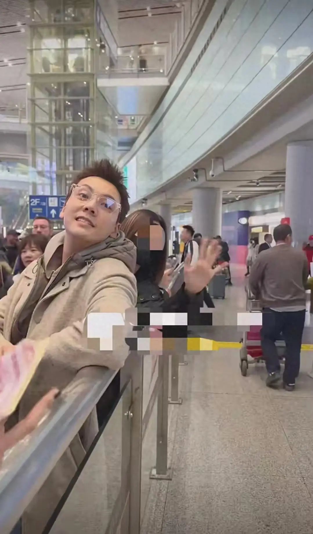 640 | 光影旅途 陈伟霆妈妈飞北京见孙子,何穗素颜辣照迎接,直男式接机笑翻网友 | 光影旅途