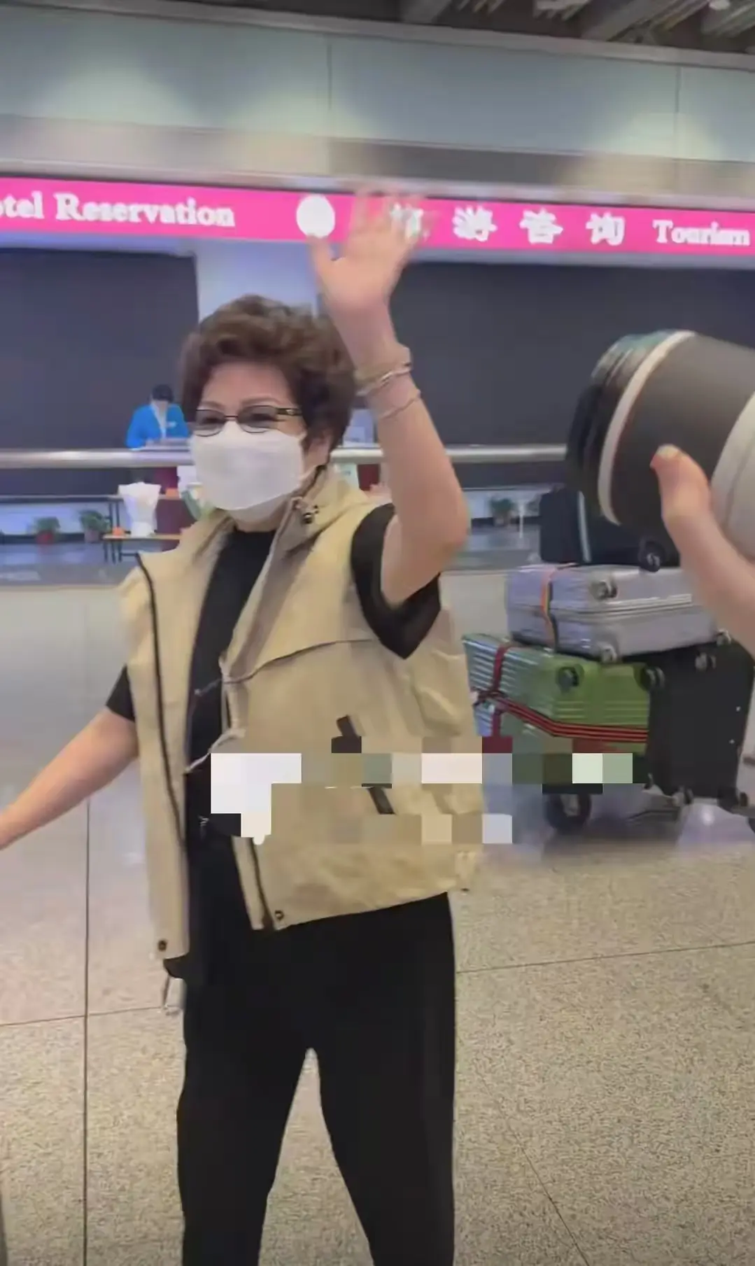 fgd | 光影旅途 陈伟霆妈妈飞北京见孙子,何穗素颜辣照迎接,直男式接机笑翻网友 | 光影旅途