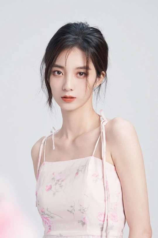 fh | 光影旅途 万鹏:从胡同里的芭蕾少女到荧幕上的“木质调”美人 | 光影旅途