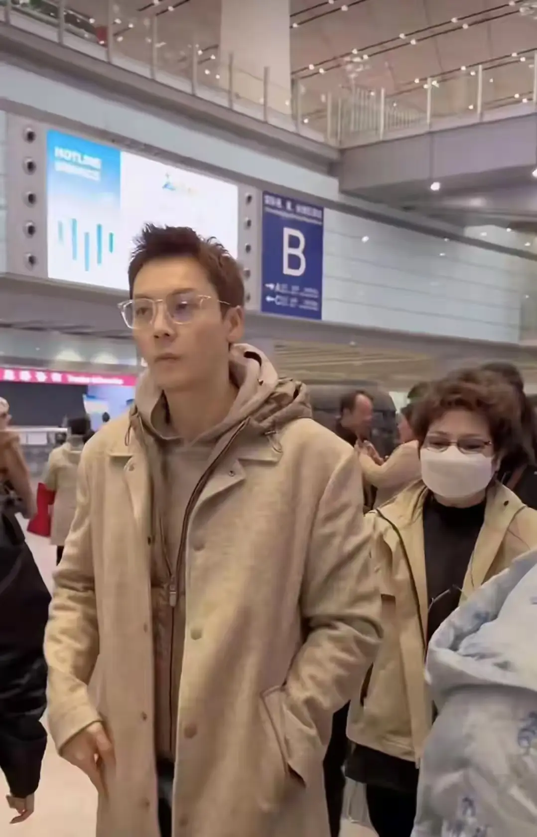 gfh | 光影旅途 陈伟霆妈妈飞北京见孙子,何穗素颜辣照迎接,直男式接机笑翻网友 | 光影旅途