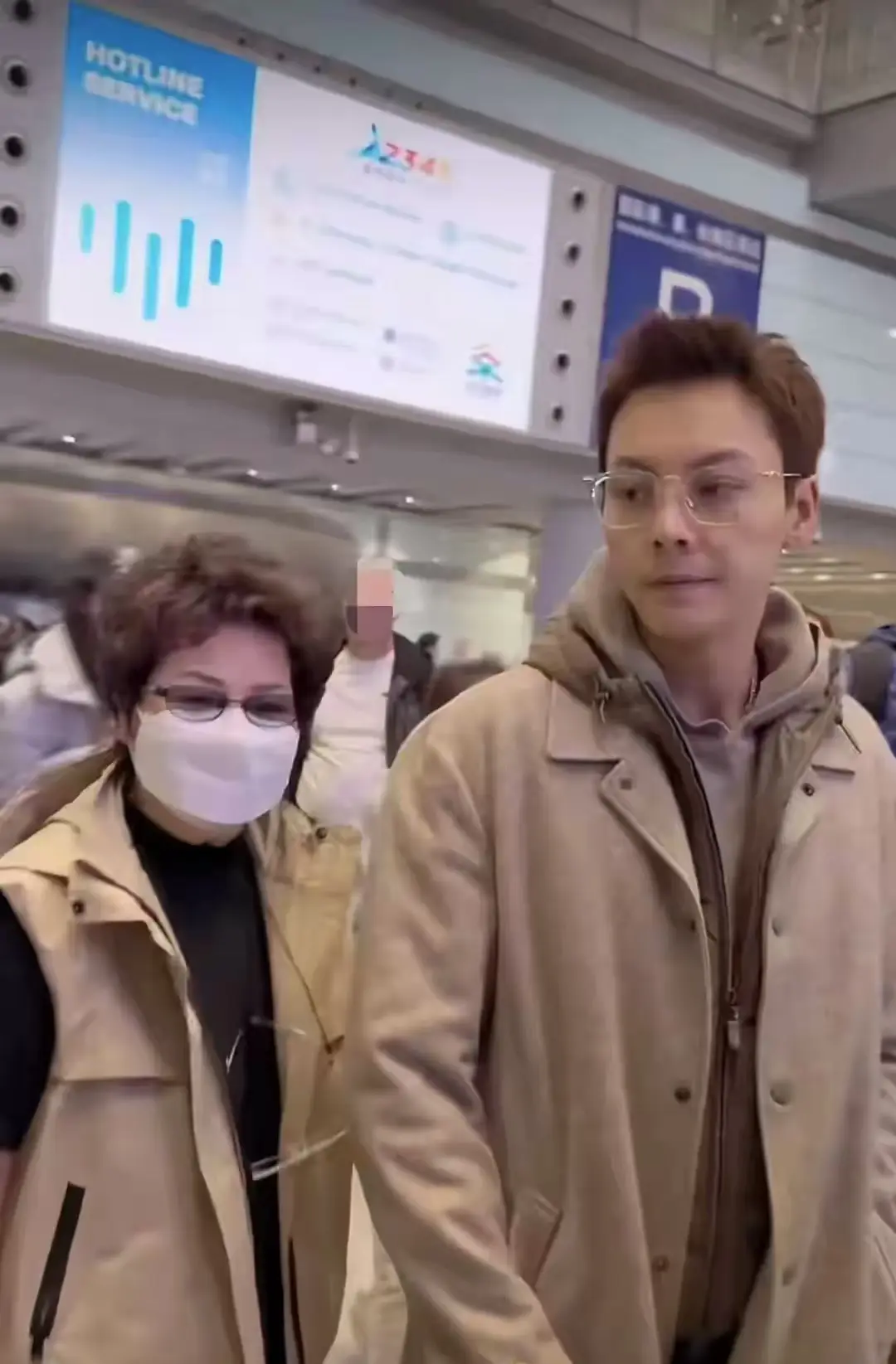 gfhfr | 光影旅途 陈伟霆妈妈飞北京见孙子,何穗素颜辣照迎接,直男式接机笑翻网友 | 光影旅途