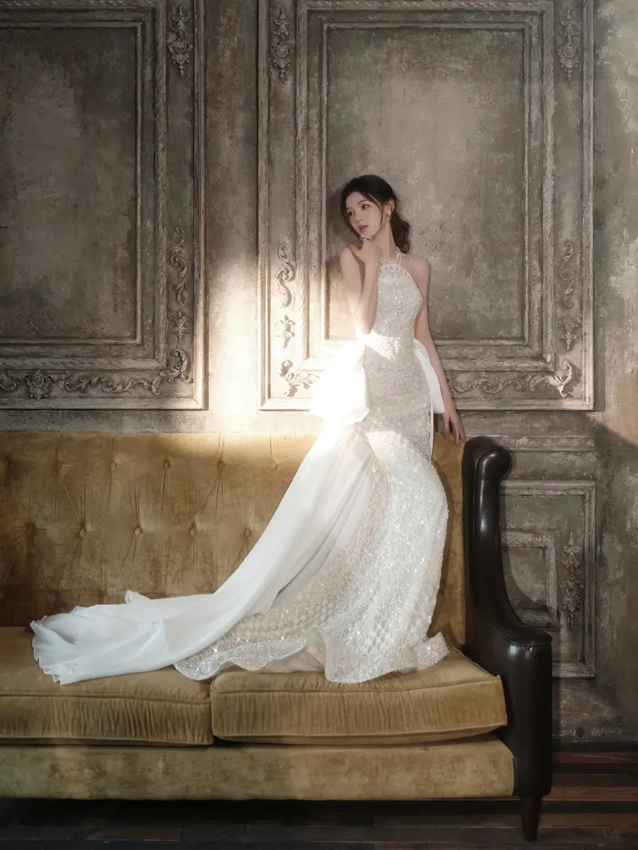 ho | 光影旅途 张予曦的优雅造型:白色抹胸裙与珍珠项链 | 光影旅途