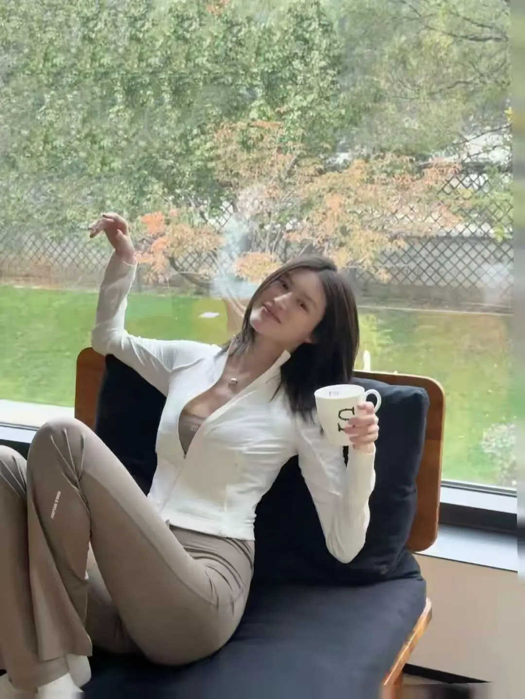 jgiy | 光影旅途 陈伟霆妈妈飞北京见孙子,何穗素颜辣照迎接,直男式接机笑翻网友 | 光影旅途