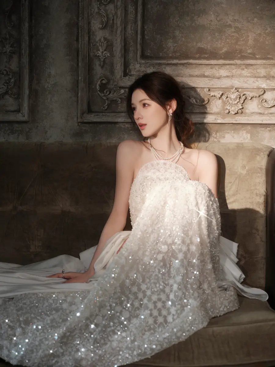 ko | 光影旅途 张予曦的优雅造型:白色抹胸裙与珍珠项链 | 光影旅途