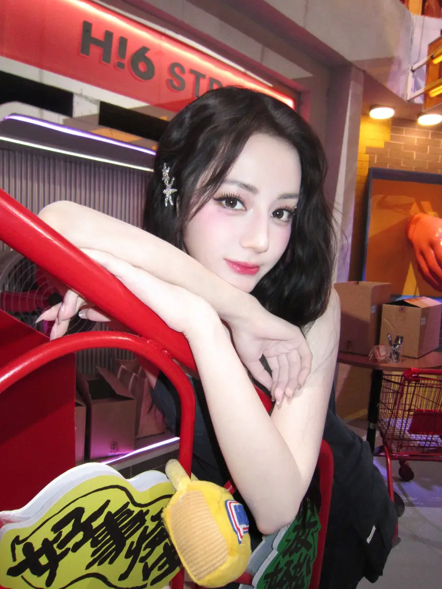 s2 | 光影旅途 迪丽热巴吊带裙亮相:窈窕身材+弓箭甜笑,纯欲兼具 | 光影旅途