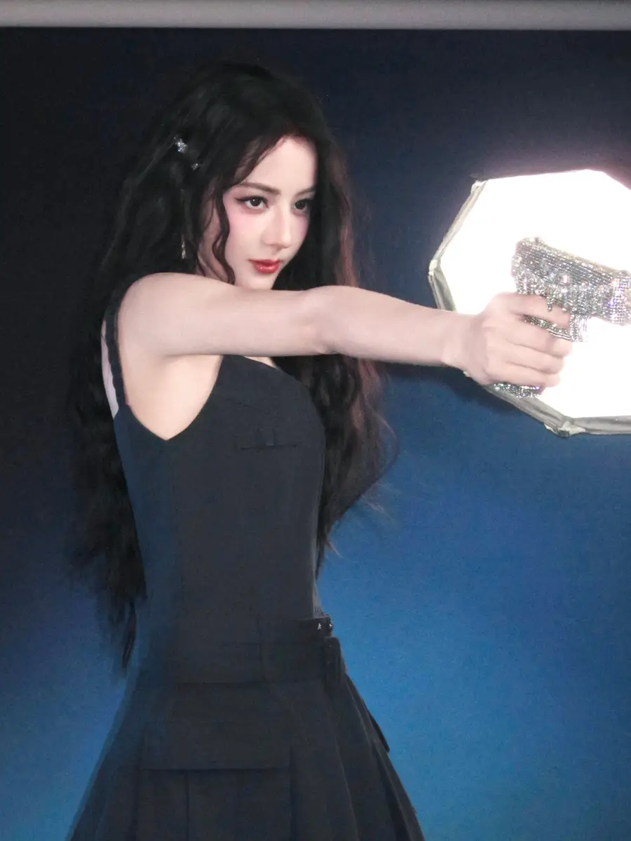 s3 | 光影旅途 迪丽热巴吊带裙亮相:窈窕身材+弓箭甜笑,纯欲兼具 | 光影旅途