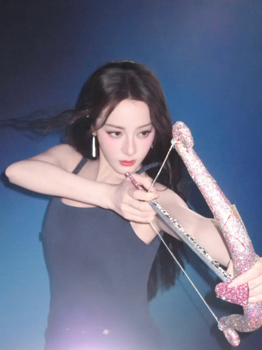 s4 | 光影旅途 迪丽热巴吊带裙亮相:窈窕身材+弓箭甜笑,纯欲兼具 | 光影旅途