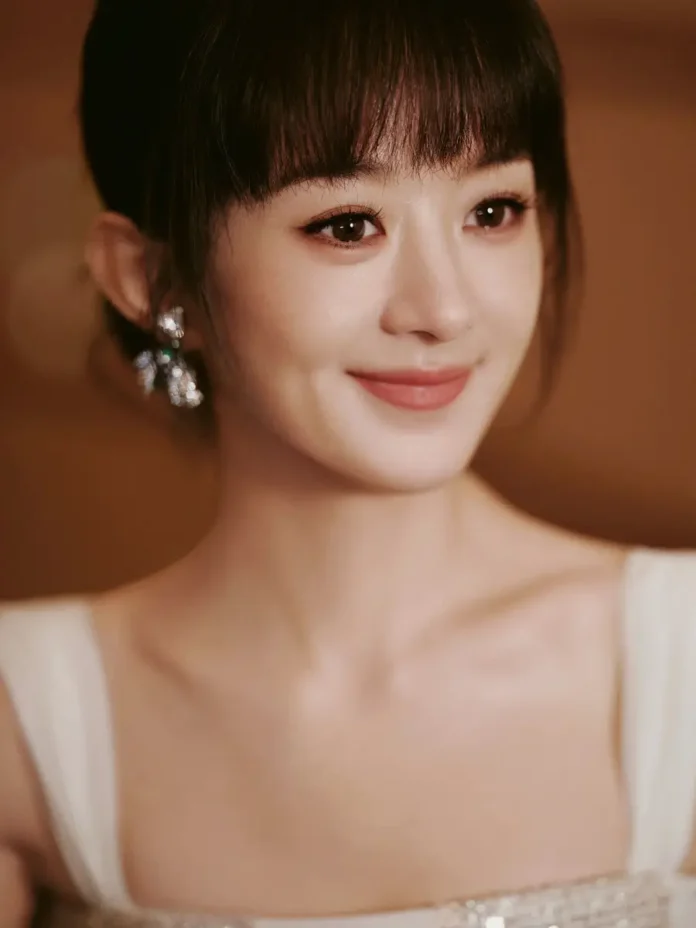 赵丽颖白色流苏裙亮相活动:温柔灵动,优雅与可爱并存