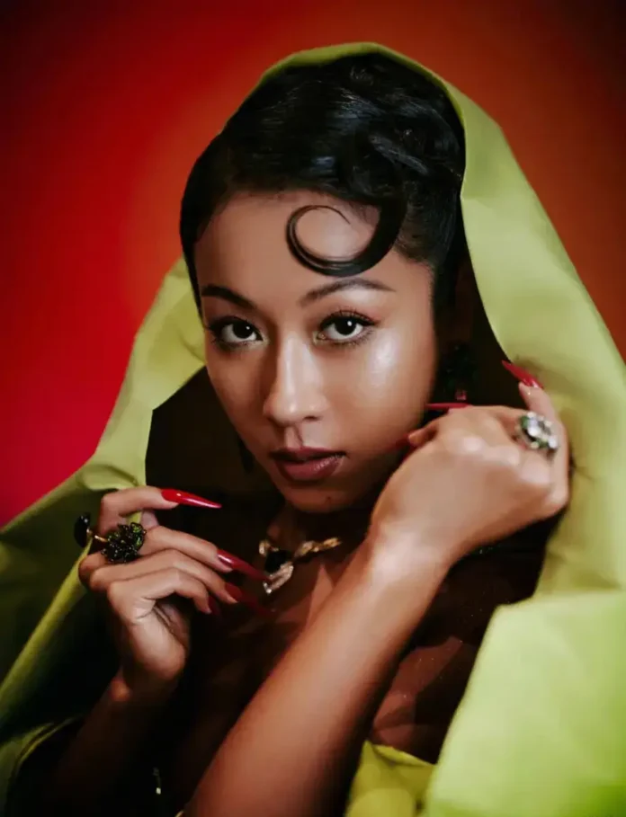 吉克隽逸晒绿色礼服妆造 自嘲“香菜公主”引热议