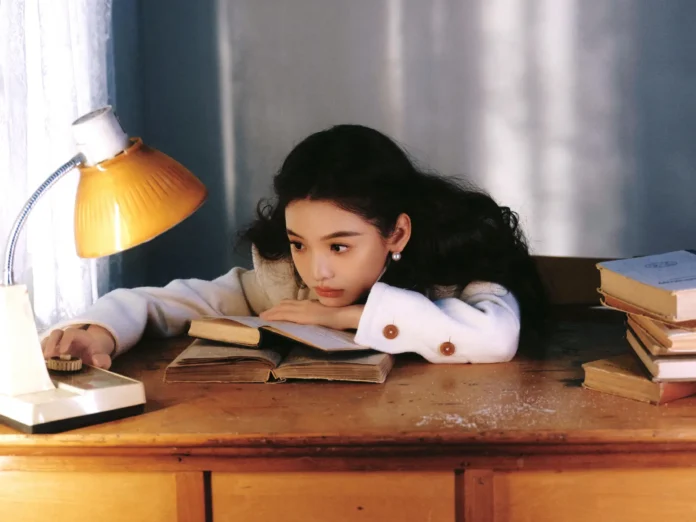 章若楠化身傲娇千金,灵动温婉尽显旧时光气质