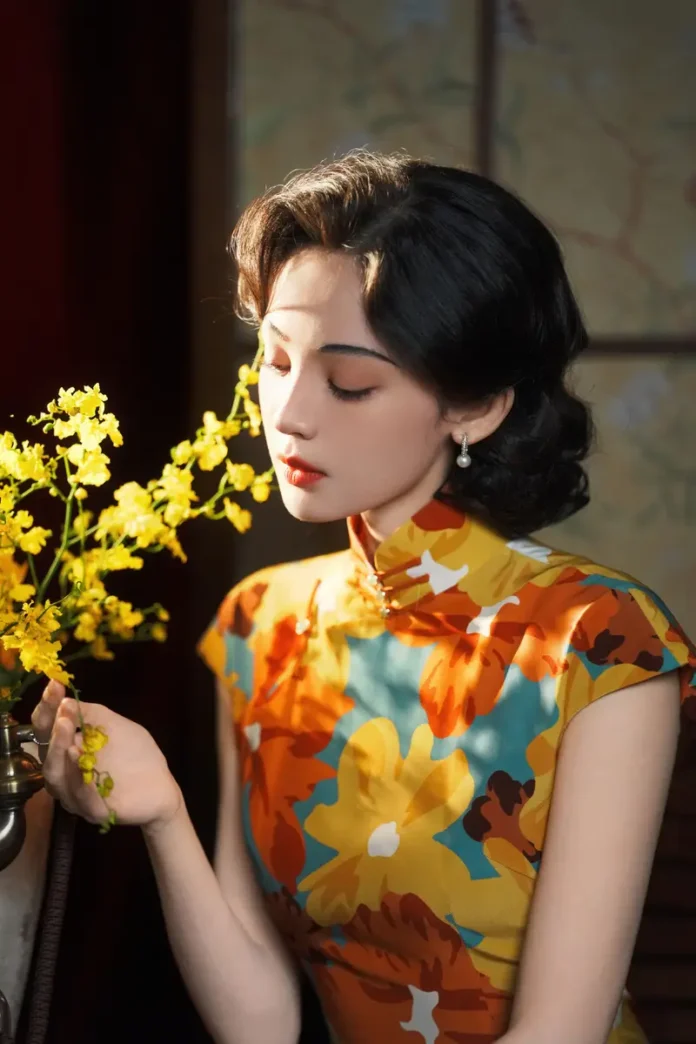 娜扎身着鲜艳旗袍亮相,温婉优雅尽显东方韵味